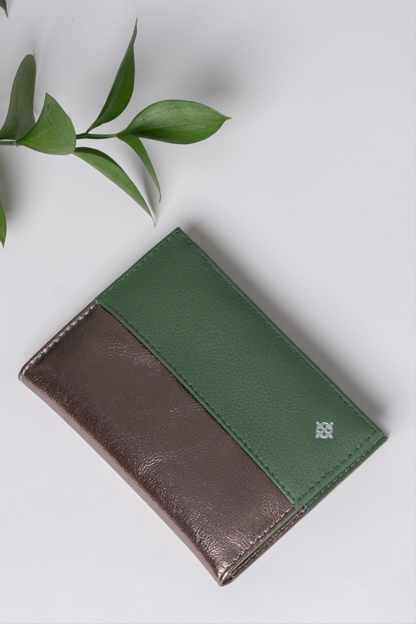 Napoli Passport Holder Metallic Graphite / Forest