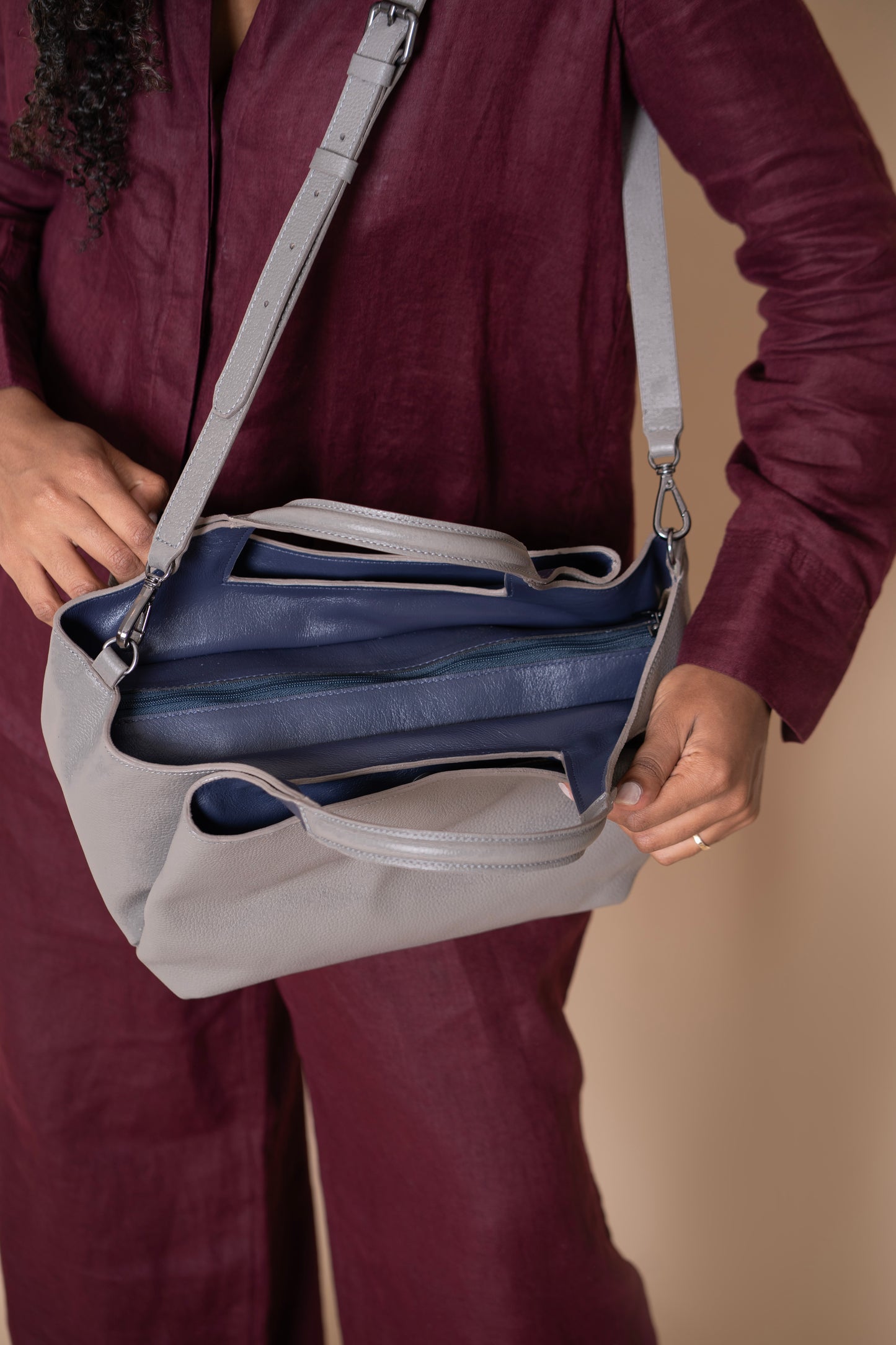 Bolsa Constança Concreto / Azul Profundo