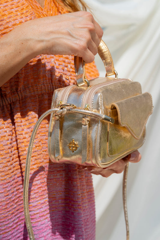 Bolsa Anninha Metalizado Ouro Light