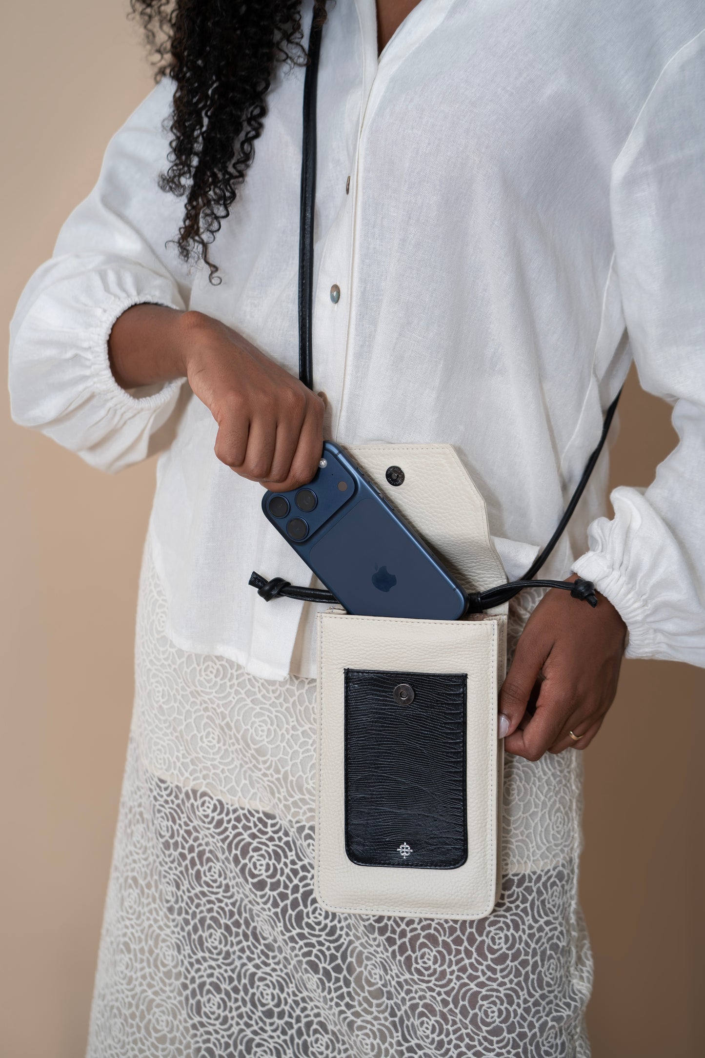 Porta Celular Riccione Off White / Lezard Preto