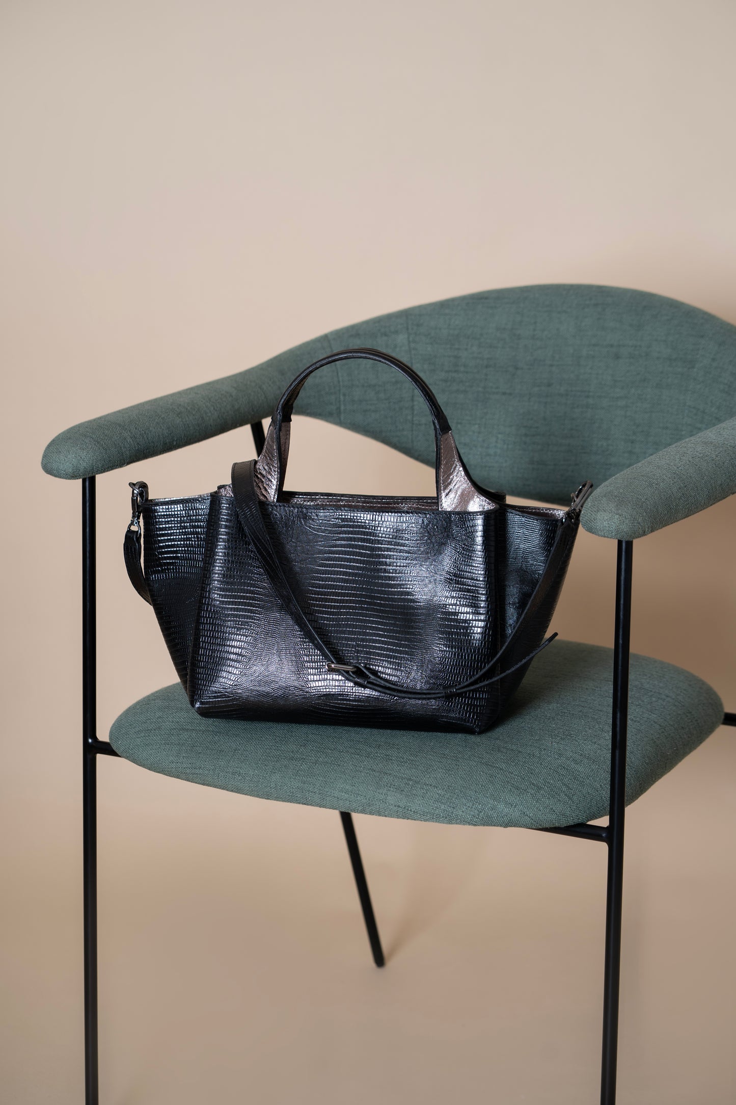 Bolsa Constança Lezard Preto / Metalizado Grafite