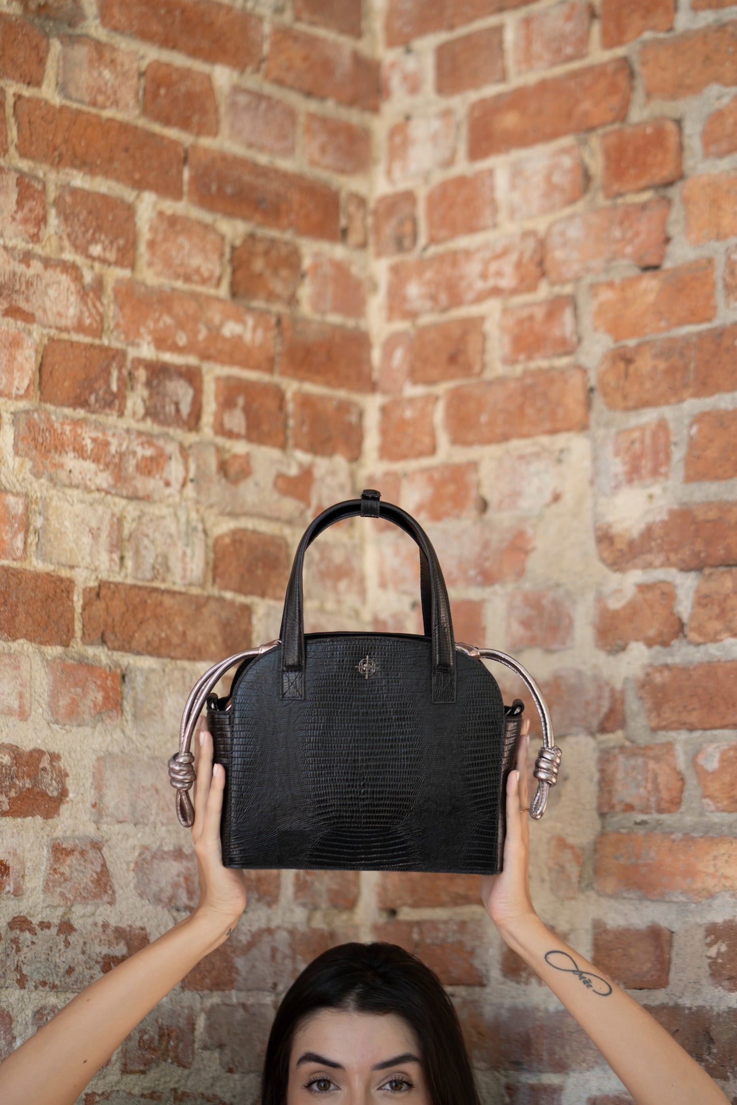 Bolsa Fiorella Lezard Preto / Metalizado Grafite