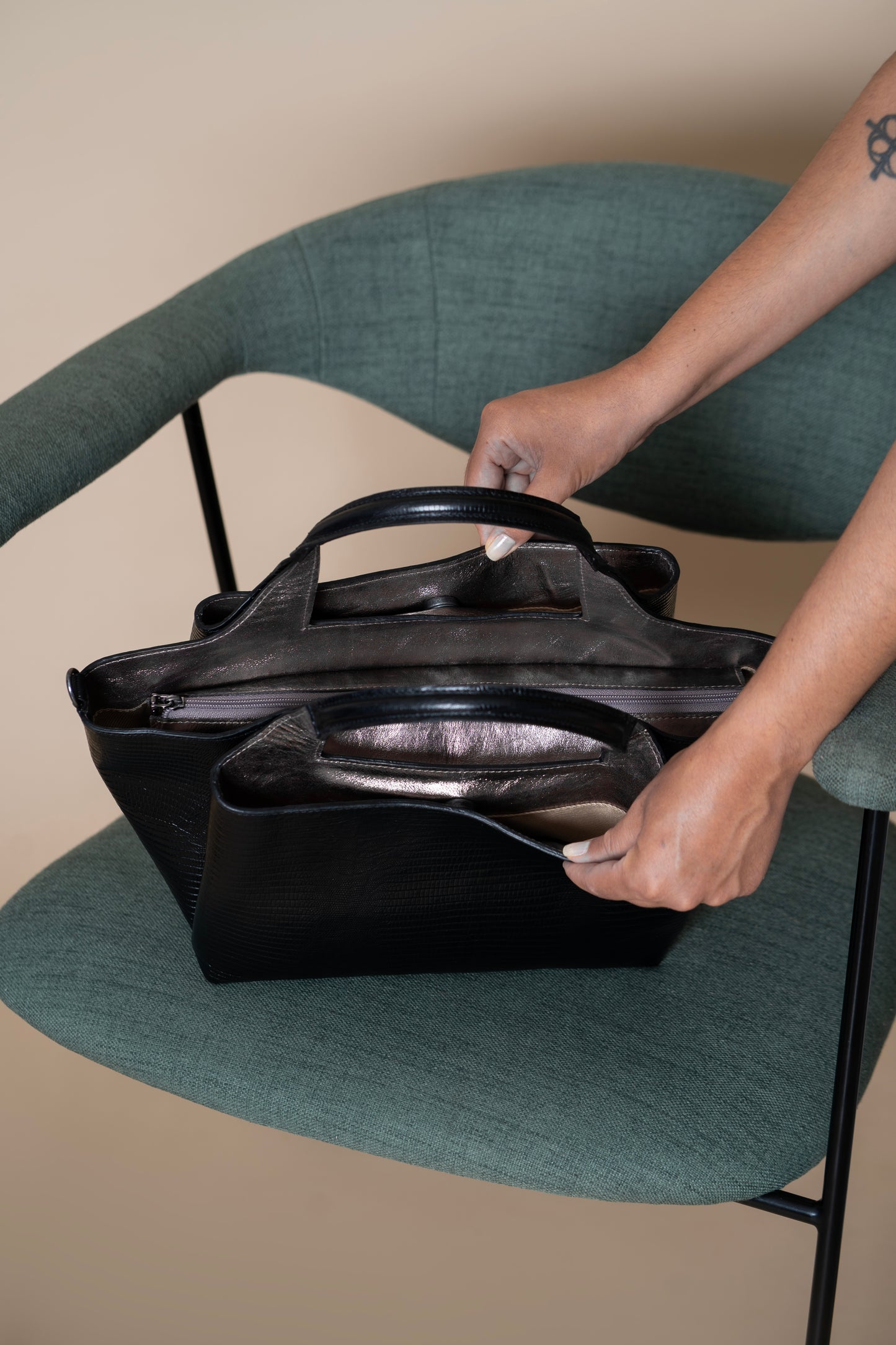 Bolsa Constança Lezard Preto / Metalizado Grafite